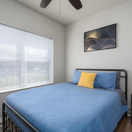 2 Bedroom Apartment, Free Parking, Next To Mayo! Rochester Exterior photo