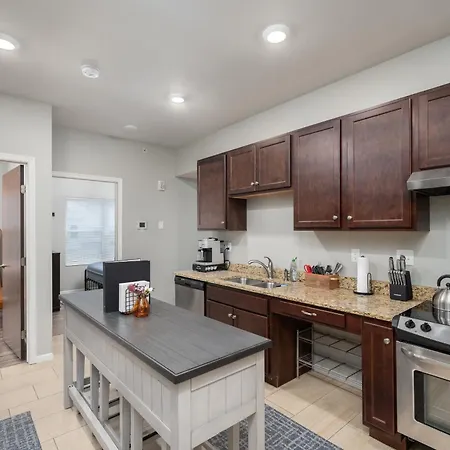 2 Bedroom Apartment, Free Parking, Next To Mayo! Rochester Exterior photo