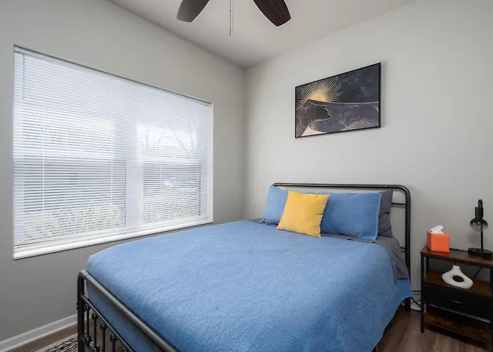 2 Bedroom Apartment, Free Parking, Next To Mayo!