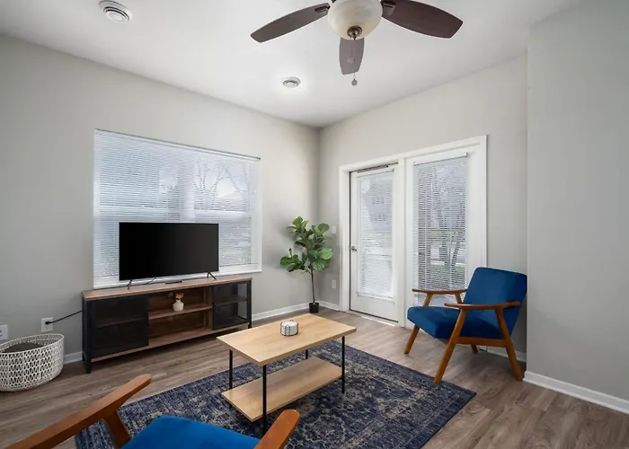 2 Bedroom Apartment, Free Parking, Next To Mayo!
