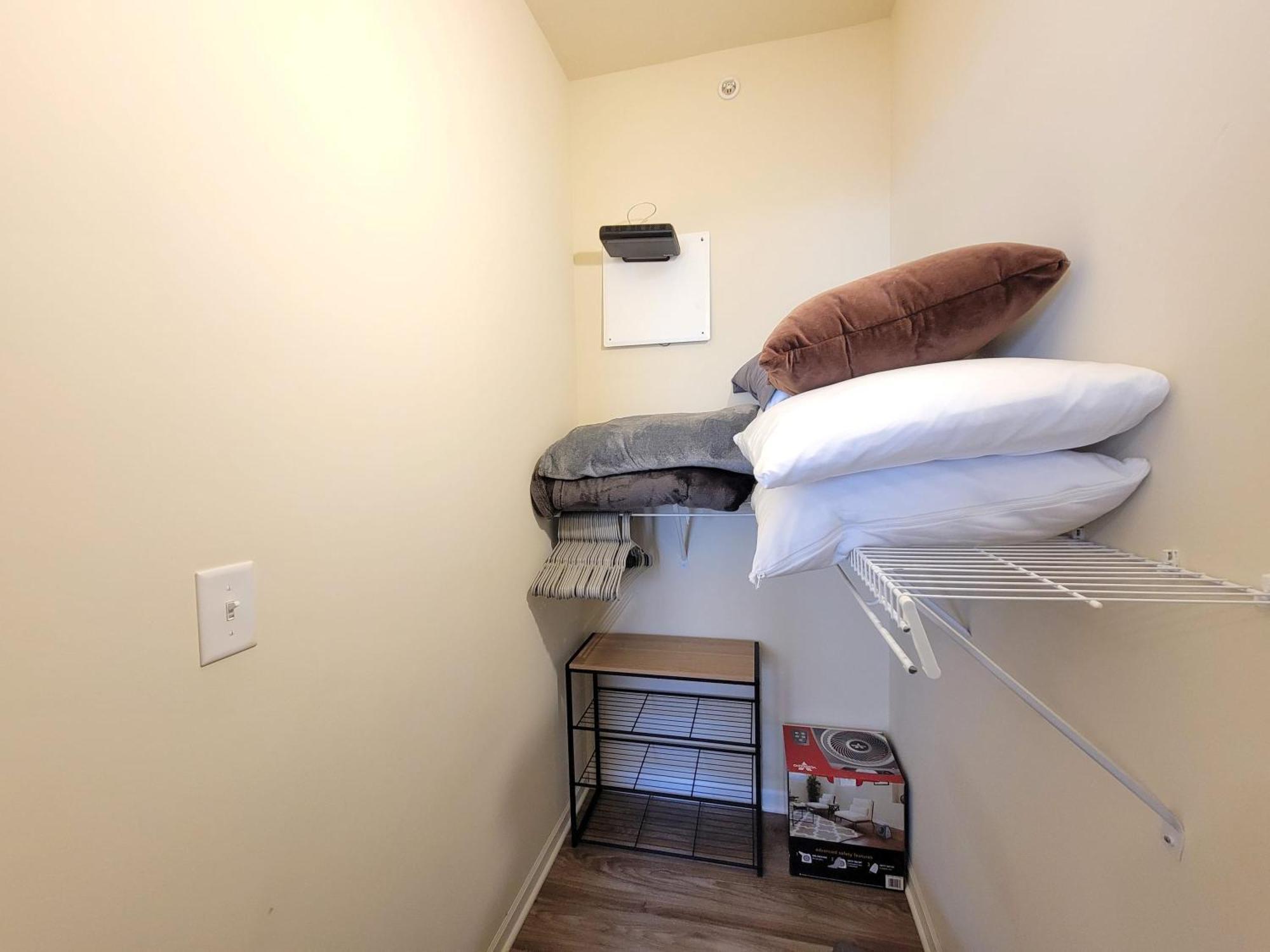 2 Bedroom Apartment, Free Parking, Next To Mayo! * Rochester