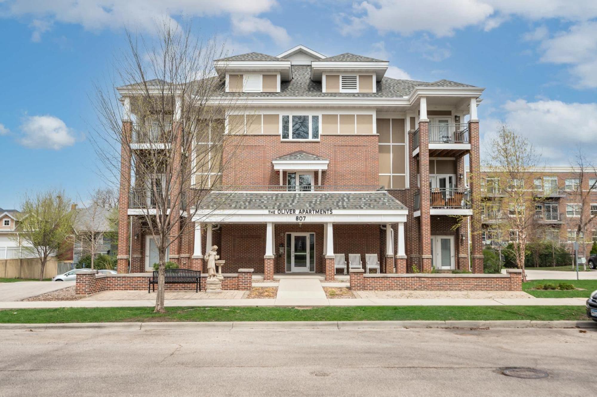 2 Bedroom Apartment, Free Parking, Next To Mayo! Apartment