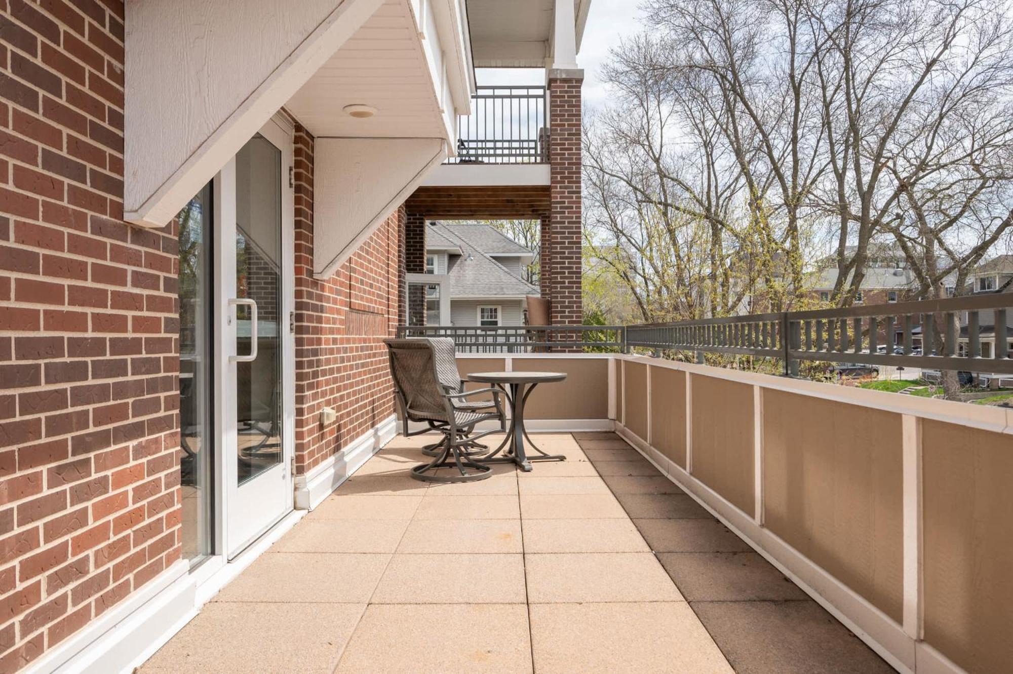 2 Bedroom Apartment, Free Parking, Next To Mayo! * Rochester
